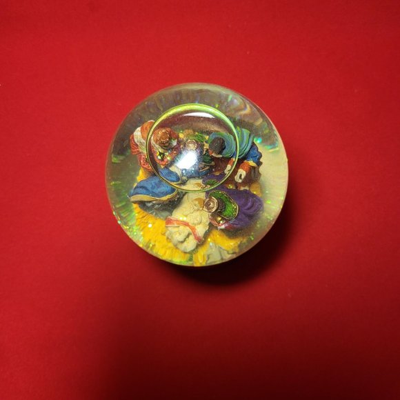 St Nicholas Square Musical Snow Globe Plays Silent Night - Picture 6 of 12